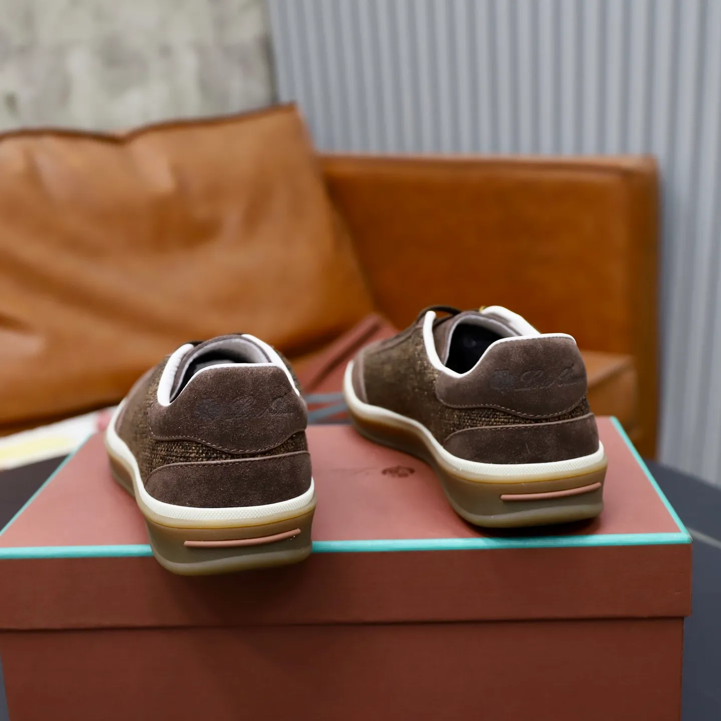 Ex-factory price: 540💰Loro Riana men’s moral training sneakers! Made from high-quality materials and designed in a low-cut silhouette, it offers an elegant and stylish look that's suitable for year-round wear. The unique double-layer sole aesthetic design, caramel cup-shaped outsole is decorated with off-white rubber trim, creating an attractive color combination. Pair with tailored pieces or jeans for a sophisticated yet casual look. The heel is decorated with soft cow leather tongue with Kummel color inserts and cotton laces with embossed LP logo. Upper: cow split suede stitching knitted fabric. Lining: original thickened soft sheepskin. Size: 38-39-40-41-42-43-44 (customized in 45.46)